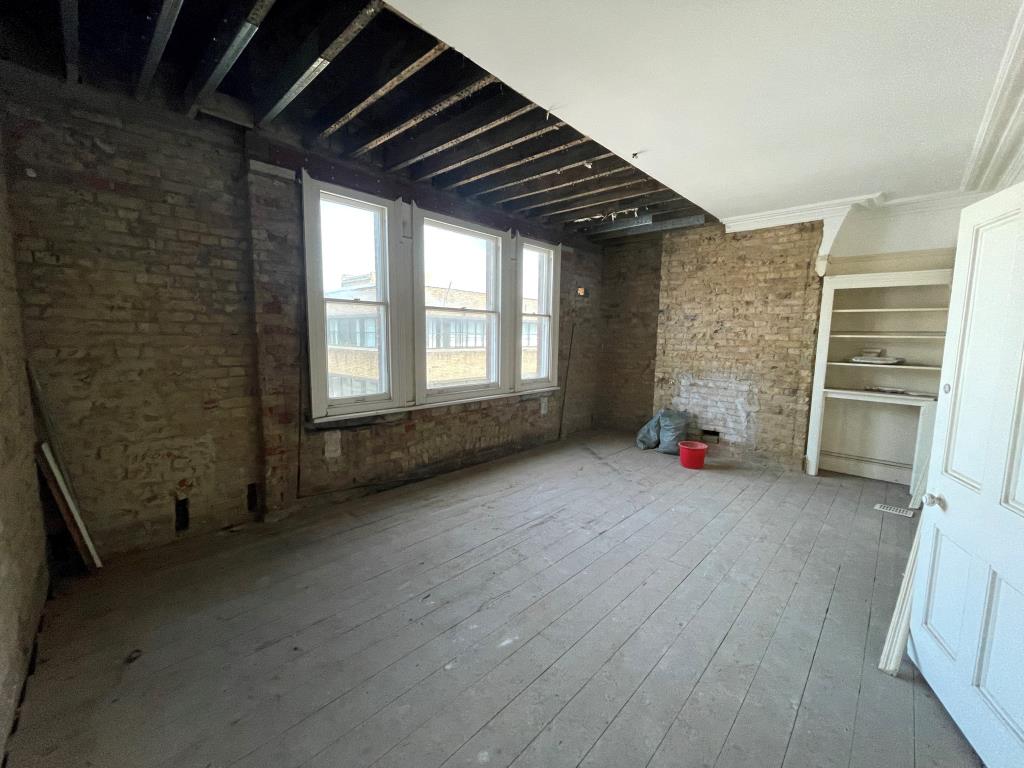 Lot: 74 - VACANT TOWN CENTRE BUILDING WITH POTENTIAL FOR CONVERSION - Room with window and exposed beams